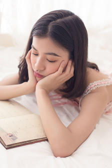 女性黑色蕾丝抹胸开叉短裙拔萝卜